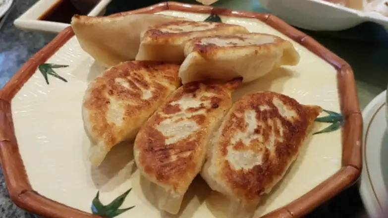 373. Pan-Fried Pork Dumpling Gyoza 鮮肉鍋貼